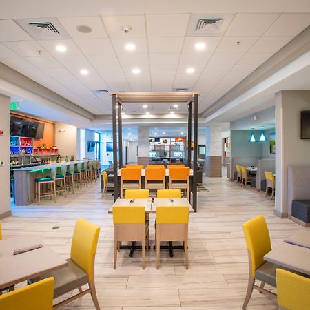 彭萨科拉大学区假日酒店 Ferry Pass 外观 照片